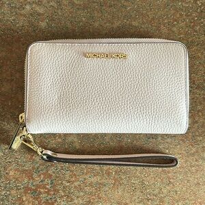 Michael Kors Jet Set Travel Wristlet. Color: Powder Blush. Unused